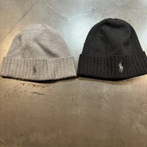 Polo Ralph Lauren mössa  - Två polo mössor i nyskick. En mössa 300, båda för 500 kr.