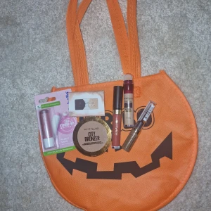 Halloween påse - En halloween påse fylld med olika smink, perfekt att ge bort eller unna sej själv?😍🙏🏼