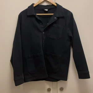 Overshirt - Tja, säljer min mörkblåa Overshirt från lindex i storlek 158cm/12-13 år skulle säga att den sitter som en XXS kond 7/10 hör av er vid frågor eller några  funderingar 