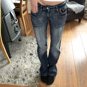 låga bootcut jeans köpt på loppis, jag är 171 och dom är bra längd😙