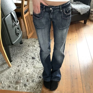 y2k jeans  - låga bootcut jeans köpt på loppis, jag är 171 och dom är bra längd😙