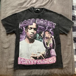 Vintage T-shirt ASAP Rocky - Oversize vintage T-shirt med asap rocky tryck i storlek M herr. Den är heavyweight och trycket är i sjukt bra kvalitet. Endast använd 2 gånger och är i nyskick. Längd: 72cm Bredd: 55cm     Ärmlängd: 21cm   Kan fraktas eller mötas upp i Malmö/Lund.