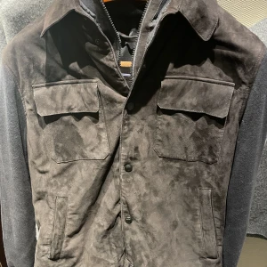 Massimo dutti jacka - Säljer denna feta massimo dutti jacka. Den är i storlek M. Kom med frågor. De är Stickat på sidorna.