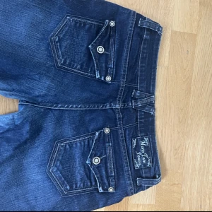 Lågmidjade jeans - Innerbenslängd ca 77 cm, midjemått ca 39 cm, mått från grenen till midjan ca 22 cm, lår ca 24 cm. Skriv privat vid frågor💕
