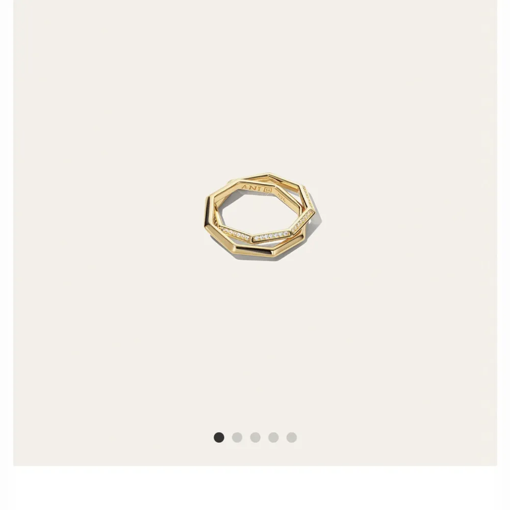 Säljer min Ani jewels ring, de är två ringar som sitter ihop. Köptes för ca 1 månad sen för 1000kr och inte använt ofta. Säljer då den är lite för stor, storlek 16. . Accessoarer.