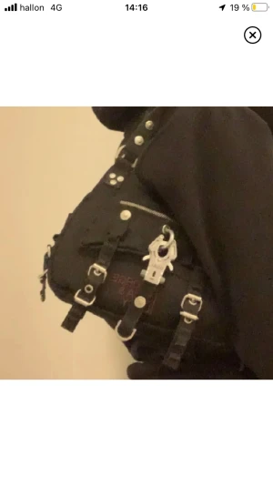 GEORGE GINA LUCY VÄSKA! - Jätte fin väska köpte på Plick för 650 men säljer för 500. Får plats med mycket och har jätte många bra fack. Älskar denna väska men tyvär passar den inte min stil, knappt hunnit använt. Man kan ha den både över axeln men har ett exstra band.