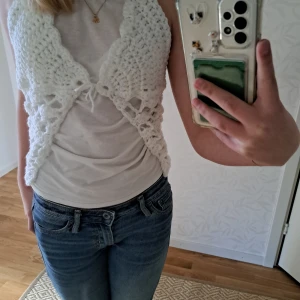 Virkad butterflytop - Denna har jag virkat själv och den är helt oanvönd eftersom den inte passade mig så bra. Banden runt halsen är ganska långa, så om man  vill ha de neddkortade så kan jag fixa det. Den är perfekt att ha över ett svart eller vitt linne :D