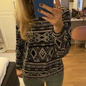 Tröja - Fin mönstrad tröja som tyvärr aldrig kommer till användning💗