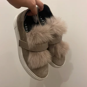 Alberville skor - Hjälper mamma att sälja dessa superfina skor då de inte kommer till användning. Är använda endast en gång. Jättefina skor att ha dagligen eller på utekvällar (ord.pris 600kr) storlek 36 men skulle även passa 37💗 Använd gärna ”köp nu”