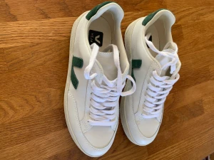Veja sneakers  - Säljer ett par jättefina sneakers från Veja. Inköpta i Paris. Använda endast ett fåtal gånger. 