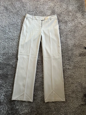 Kostymbyxor  - Säljer min kostymbyxor från BikBok dom var för lång på mig så dom är endast använd 1 gång!