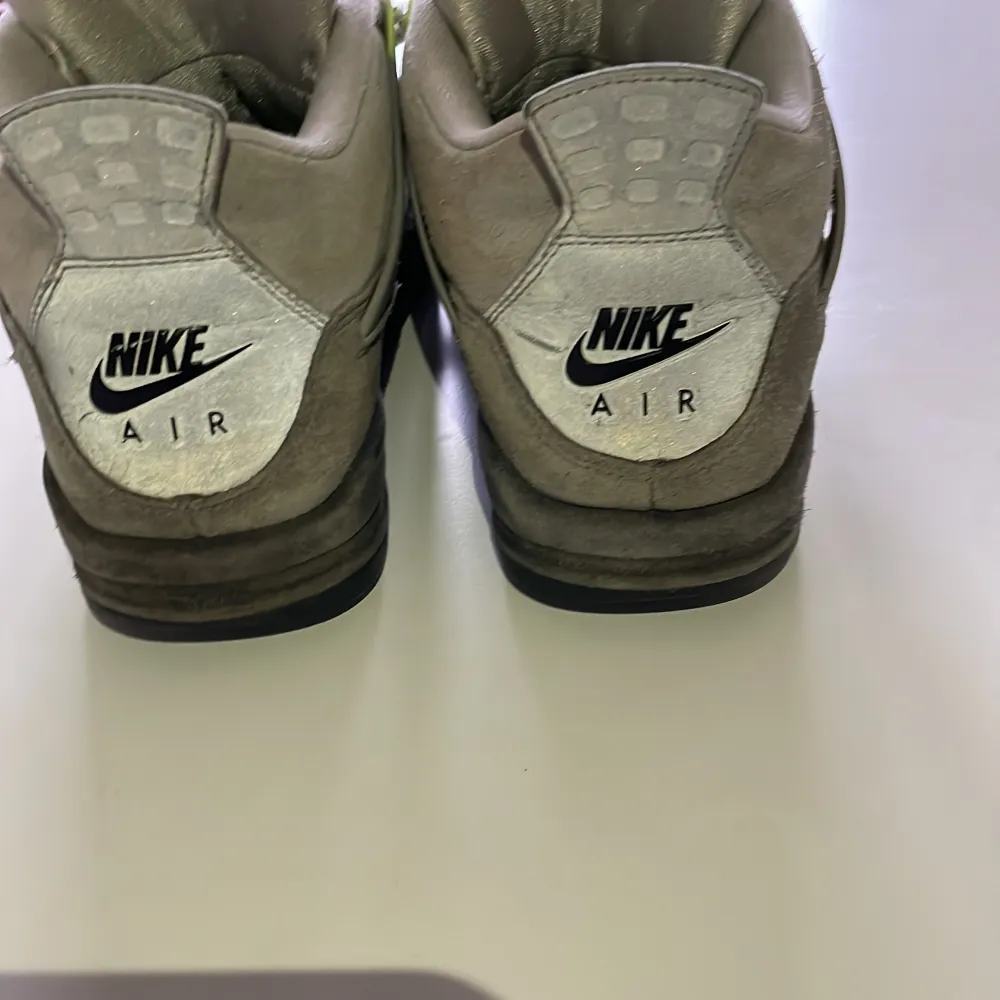 Säljer mina Jordan 4 neon grey. Box ingår men kvittot är borta. Där av priset sänks lite. Skick 7/10. Dm för fler bilder. Är öppen för byte . Skor.