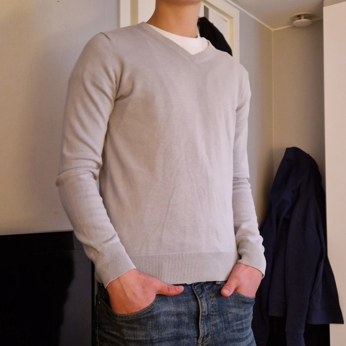 Ljusgrå tröja V-ringad