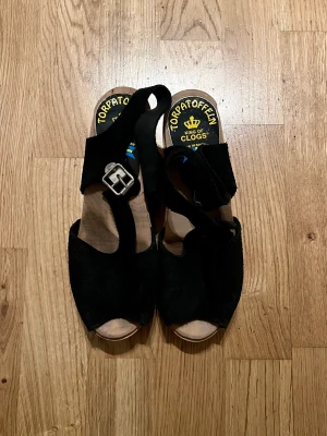 Torpatoffeln Klackskor - Klackskor från Torpatoffeln i storlek 38, måttligt använda så märket har blivit lite utsuddat annars toppskick!