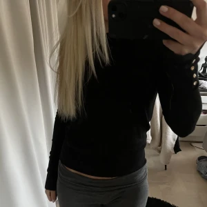 Zara topp - Så fin svart tröja med guldiga detaljer💞