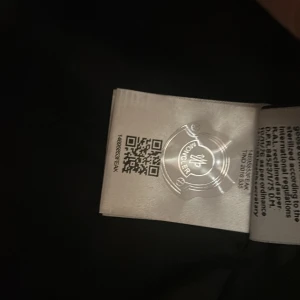 Moncler  - Där är två små hål i den inget man ser ifall man inte kollat noggrant 