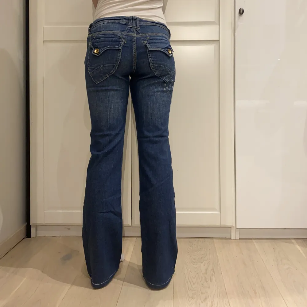midja 84 cm plus stretch innerben 82 cm ja e 170 för referens . Jeans & Byxor.