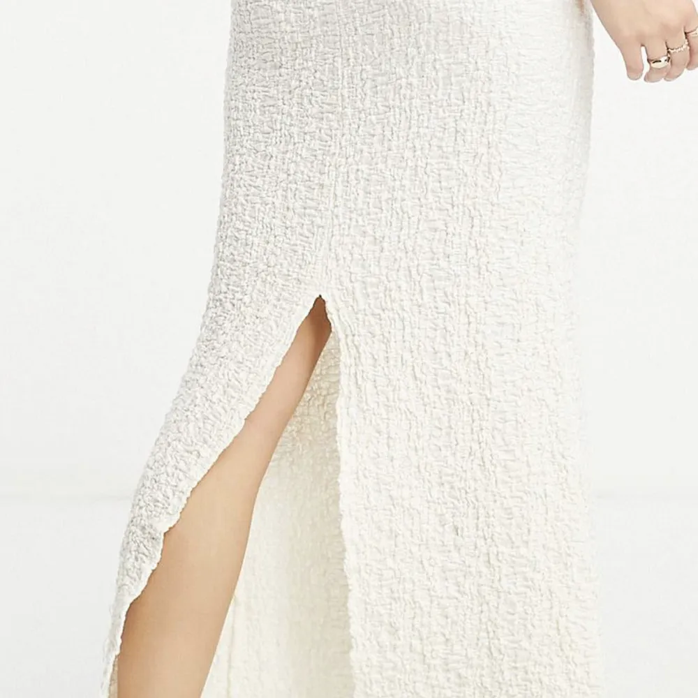 En lång vit kjol från asos använts bara en gång ordinarie pris 369. Kjolar.