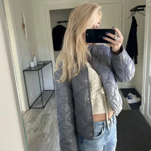 MANGO JACKA💕🙌🏼 - Säljer denna slut fina gråa mango jackan som ser oandvänd ut💕 lånade bilder💘