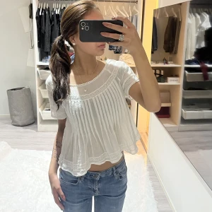 Vit topp - Jättegullig topp/blus. Knappt använd. 