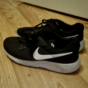 Träningsskor - Svarta Nike i strl 40. Jättefint skick då dem knappt är använda. 