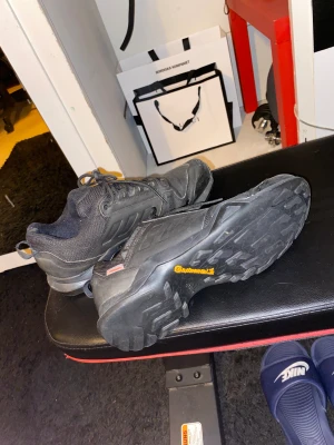 Adidas terrex skor - Köpta för 999kr på zalando. Använt dom i 2 vintrar och dom funkar bra mot regn och kyla. Dom är lite slitna dock