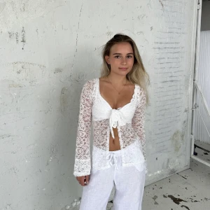 Spetstopp - Superfin vit spetstopp från Design by si som är helt oanvänd och prislappen sitter kvar! Säljer pågrund av att toppen inte riktigt passade mig. Skriv gärna innan om du är intresserad då jag kommer att vara bortrest snart🫶🏼(Lånad första bild från hemsidan)