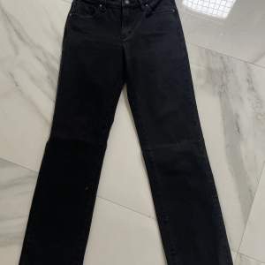 Lågmidjade svarta jeans säljer pga att dom är för små för mig och har använts max 3 gånger. Byxorna har en bra längd för mig som är 168.