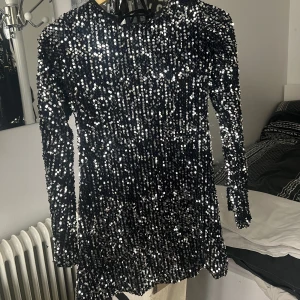 Glittrig klänning - Superfin glittrig långärmad klänning med öppen rygg, perfekt för nyår💗 strl S Köpt på bershka i kroatien för cirka 350kr och använd endast en gång. Säljs för 200kr dock kan priset diskuteras. Kan mötas i stockholm innerstad eller fraktas💗💗 