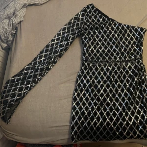 DN festklänning  - En jätte fin DN festklänning som är använd drygt 3 gånger och har inga defekter alls. Alltså i ett jätte perfekt skick. 