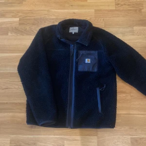 Carhartt jacka - Riktigt snygg Carhartt jacka som är perfekt nu till hösten/vintern. Nypris 2000kr. Skick 9/10, använd 3-4 gånger. Storlek L. 