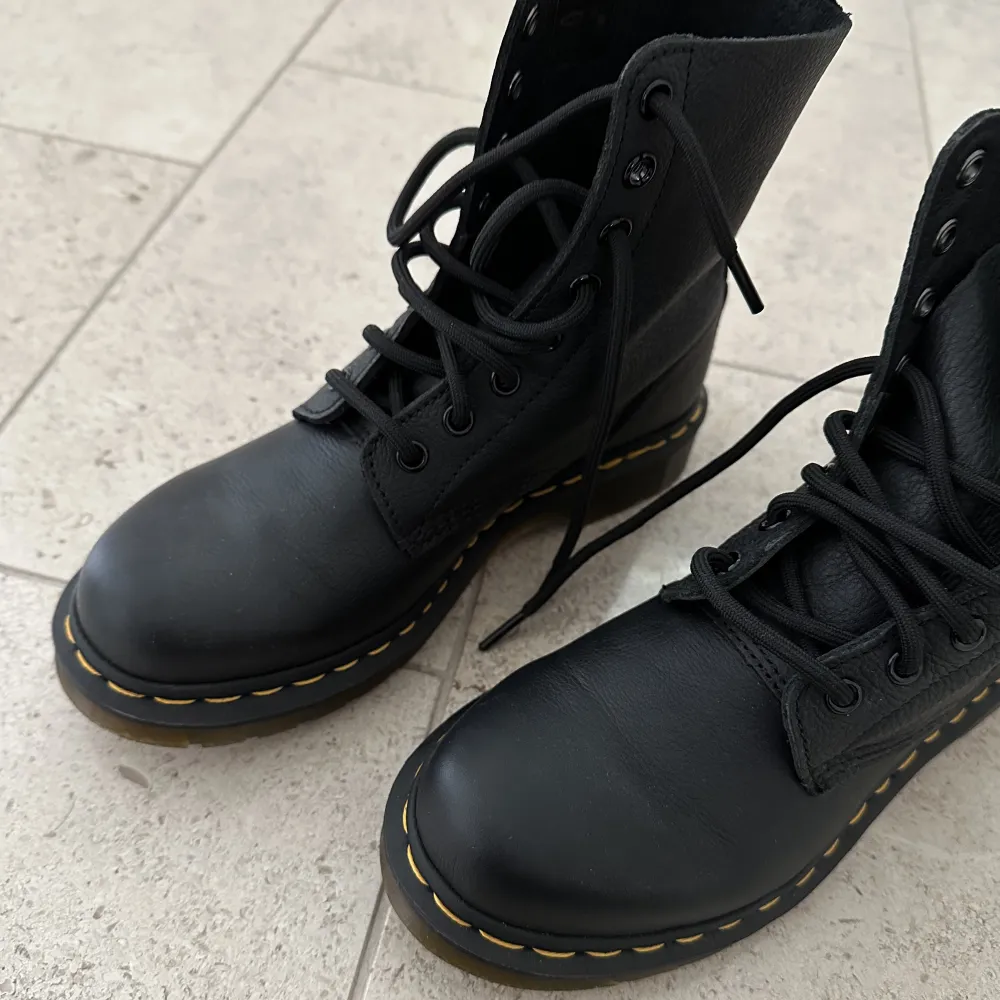 Ett par Dr. Martens Pascal. Aldrig använda i storlek 38, köpta på zalando. Nypris 2000kr❣️. Skor.