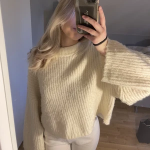 Stickad tröja  - Säljer en vit stickad tröja som inte kommer till användning tyvärr🤍