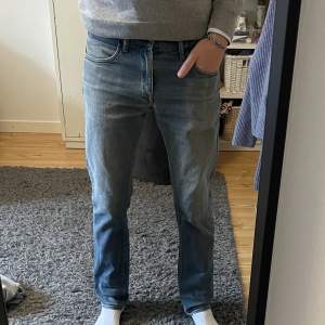 Jättefina jeans från Tiger of Sweden i storlek 31/32. Förutom märket på bakfickan är skicket mycket bra.