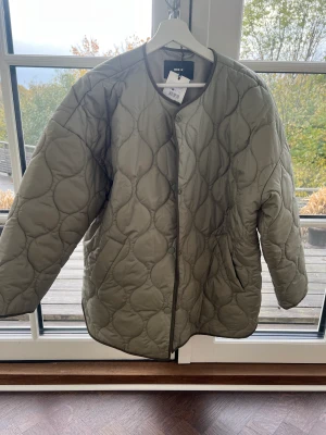 Bikbok jacka  - Super fin jacka köpt från bikbok. Jackan har aldrig använt då lappen är fortfarande kvar. Den här jackan är grön och kommer i storleken S. De här är en super fin jacka som passar till inprincip allt☺️