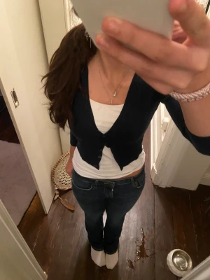 Snygg mörkblå kofta  - Nästan aldrig använt och sitter ganska tajt på mig som är en M💞