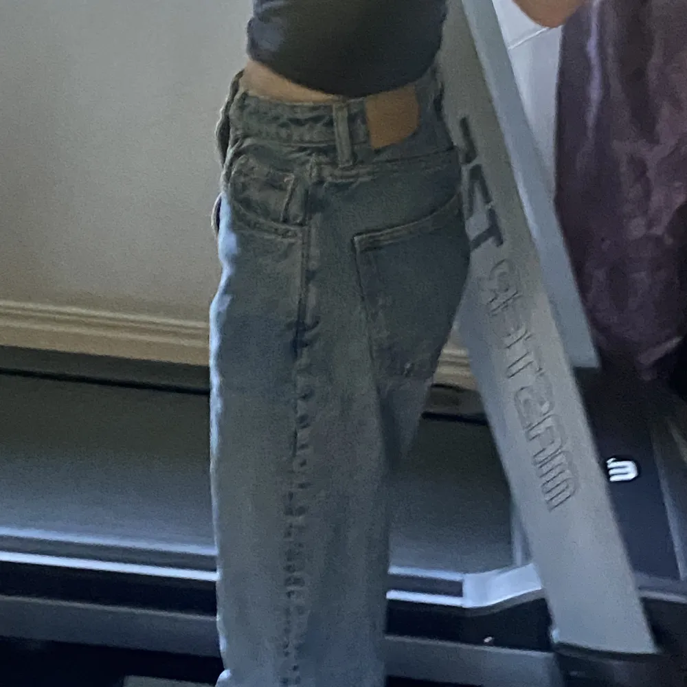 Säljer mina mid-highwaist byxor som är straight leg, använda sparsamt och bara att be om fler bilder! ( jag är 160). Jeans & Byxor.