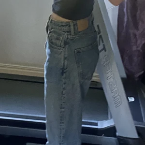 Jeans - Säljer mina mid-highwaist byxor som är straight leg, använda sparsamt och bara att be om fler bilder! ( jag är 160)