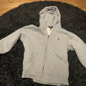 Ralph lauren Zip-Up hoodie - Använts några gånger och är i perfekt skick, storlek 14-16 (ålder)