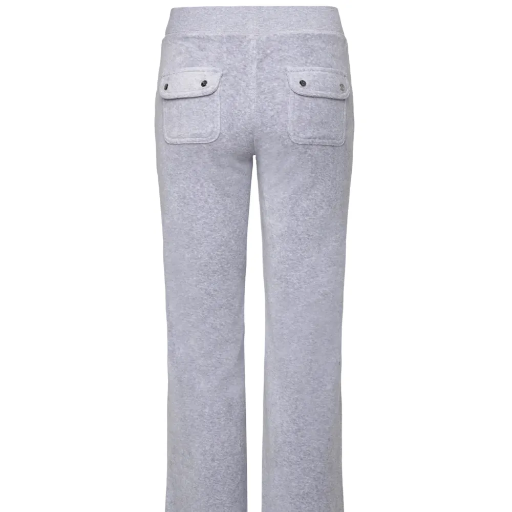 Säljer dessa snygga ljusgrå juicy couture byxorna i strl xs💕 Byxorna är uppsydda några centimeter för att passa någon runt 163-165☺️. Jeans & Byxor.