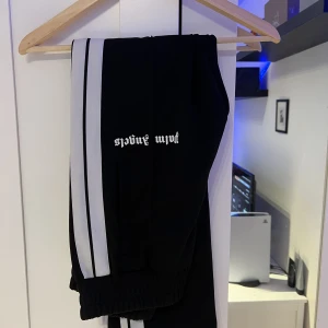 Palm angels track pants  - Säljer nu mina Palm angels pants för dom inte kommer till nån användning. Cond 9/10 eller 8,5/10. Og tillkommer och tags  