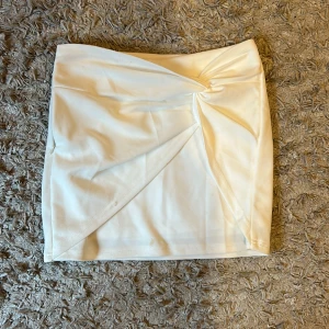 Vit kjol - Vit kort kjol från shien. Okej skick. Ett litet fläck längst ner på kjolen. 