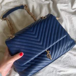 Säljer jättefin mörkblå väska med gulddetaljer!❤️ i fint skick och köpt för 600 kr, säljer för endast 349 kr!!💕
