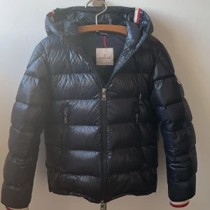Moncler  - En extremt sällsynt moncler jacka som ej sälj längre. Riktigt skön och bra condition kvitto finns bara att höra av er vid funderingar. Kom med egna bud i dem 😇