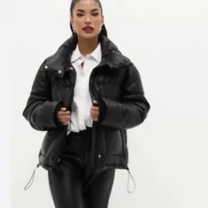 Vinterjacka Puffer Jacket  - Trendig puffer jacket från Nelly (misguided) som är slutsåld på hemsidan! I nyskick och helt oanvänd 😍 säljer då den var fel storlek för mig  Nypris: 599 kr