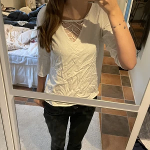 Trekvartsärmad T-shirt  - älskar denna trekvartsärmade t-shirten med detaljer både fram och bak !! 🤩🤩