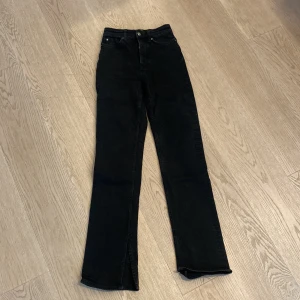 Högmidjade jeans  - Långa med slits på sidan. 