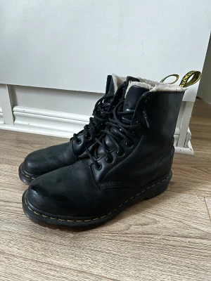 Doc Martens  - Säljer nu mina doc martens kängor i den klassiska modellen ”Serena”.  Skorna är i äkta läder samt fodrade. Använda en säsong.  Inga synbara slitningar på utsidan däremot är fodret inte lika ”fluffigt” längre, inget som märks vid användning🤍 Nypris ca 2500