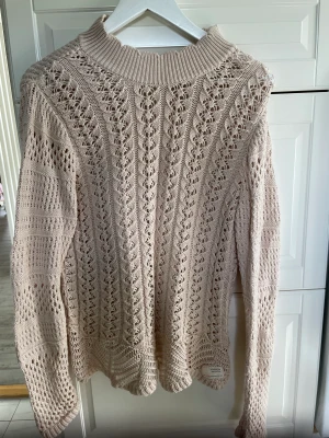Tröja från Odd Molly  - Beige stickad tröja från Odd Molly. Använd endast två gånger. Storlek 3 vilket motsvarar 40/42. 3 kända knappar bak. 