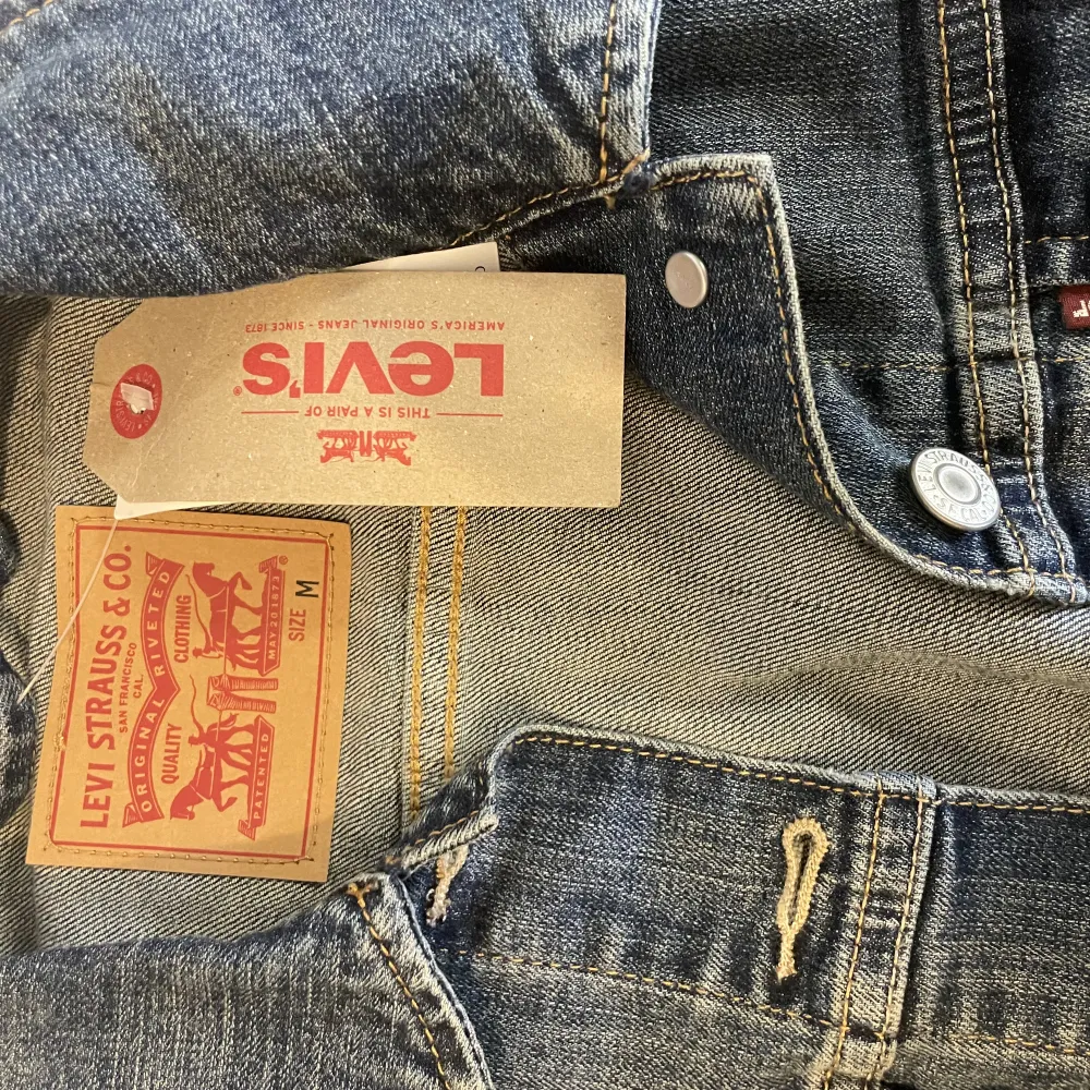 Levis jacka i storlek M, aldrig använd med lapp kvar.  Special edition, collab x San Francisco hearts. Jackor.